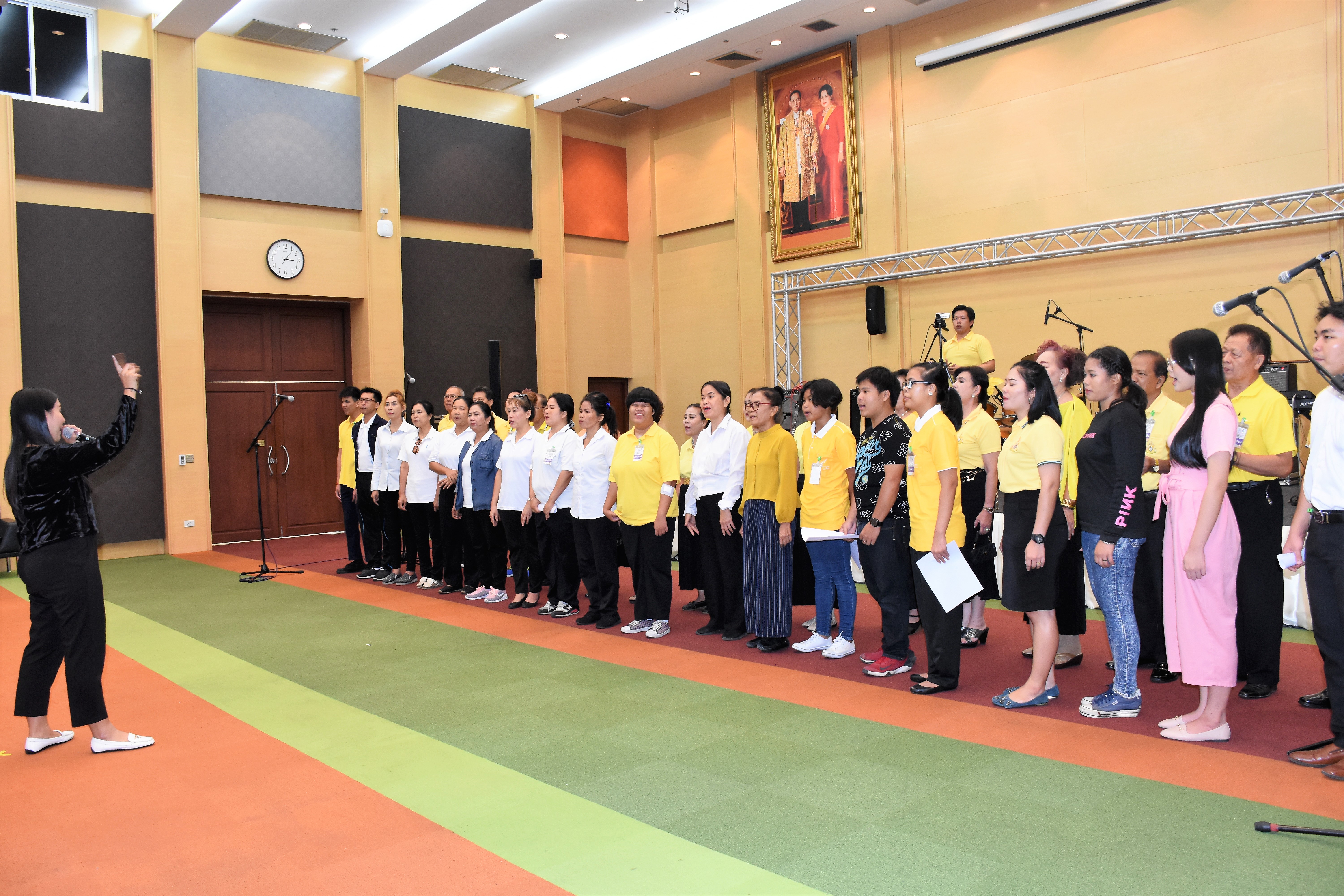 พม. ร่วมซักซ้อมการขับร้องบทเพลงสดุดีจอมราชา และบทเพลงกำลังใจ เพื่อใช้ประกอบกิจกรรมการแสดงภายในงาน Thailand Social Expo 2019 