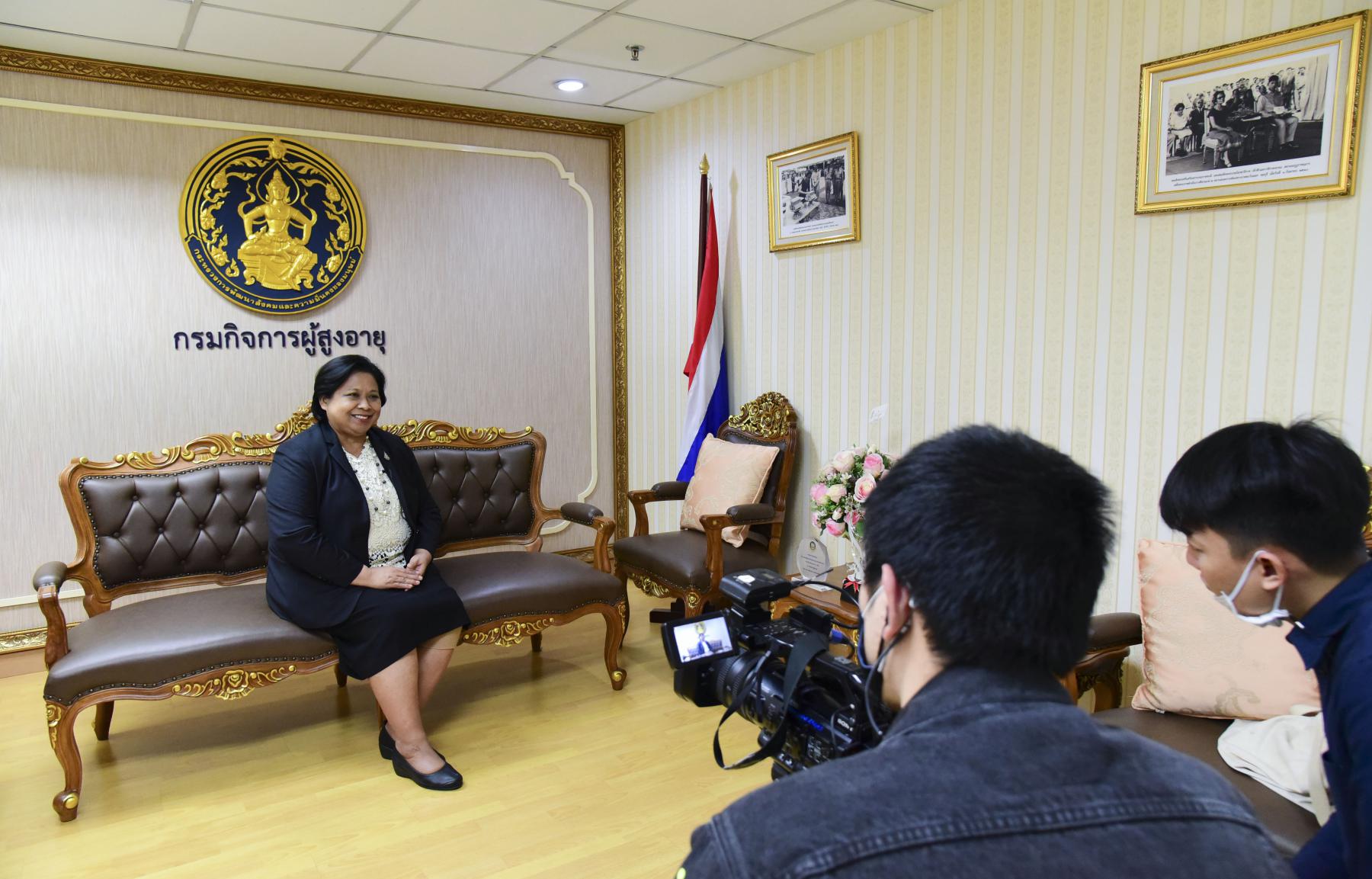 อธิบดีกรมกิจการผู้สูงอายุ ให้สัมภาษณ์ผู้แทนจากสถานีวิทยุโทรทัศน์แห่งประเทศไทย กรมประชาสัมพันธ์ (NBT)