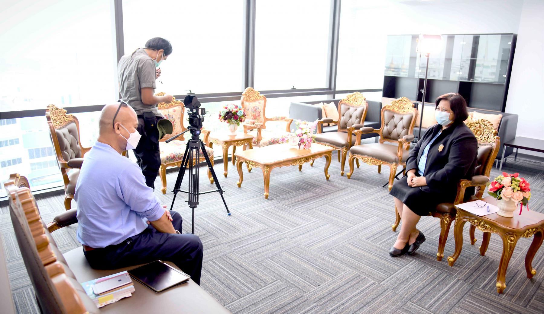 อธิบดีกรมกิจการผู้สูงอายุ ให้สัมภาษณ์ผู้แทนจากสถานีโทรทัศน์ NATION TV ในประเด็นเรื่อง การดูแลผู้สูงอายุในประเทศไทย เพื่อประกอบสารคดีโทรทัศน์ชุด “แผ่นดินชีวิต”