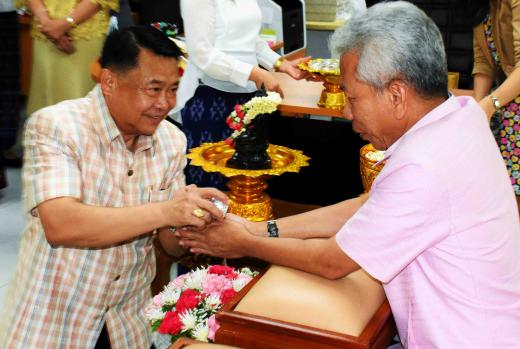 ข้าราชการและเจ้าหน้าที่กรมกิจการผู้สูงอายุ ร่วมรดน้ำขอพรจากผู้บริหารเนื่องในวาระวันขึ้นปีใหม่ของไทย